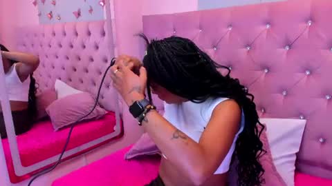 Snapshot of emmaebony_ chatting on July 2, 10:54 am emmaebony_ online show from July 2, 10:54 am