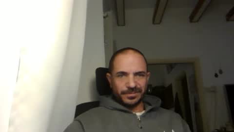 Snapshot of emmagold123 chatting on December 15, 4:51 am Ariel online show from December 15, 4:51 am