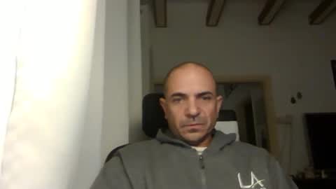 Snapshot of emmagold123 chatting on December 18, 3:47 am Ariel online show from December 18, 3:47 am