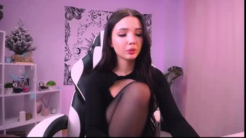 Snapshot of emmakeam_ chatting on December 29, 6:35 am Emma online show from December 29, 6:35 am