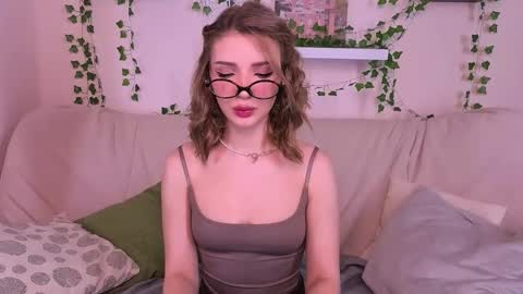 Snapshot of emmakeam_ chatting on September 10, 7:30 am Emma online show from September 10, 7:30 am