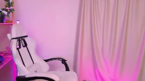 Snapshot of emmakeam_ chatting on October 7, 10:01 am Emma online show from October 7, 10:01 am