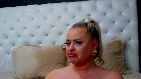 Emma Mavis online show from January 30, 2:15 pm