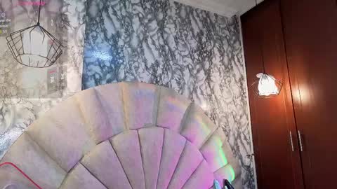 Snapshot of emmamiller__ chatting on February 23, 11:18 am online show from February 23, 11:18 am