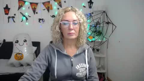 Snapshot of emmapark738567 chatting on October 19, 5:08 am Emma online show from October 19, 5:08 am