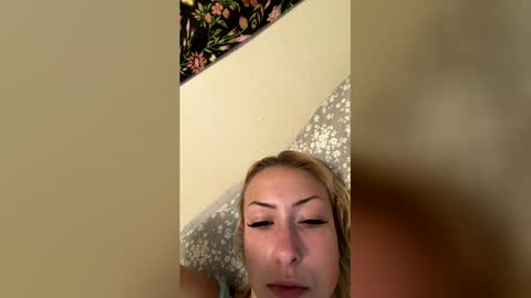Snapshot of emmaraee chatting on May 17, 6:15 pm emmaraee online show from May 17, 6:15 pm
