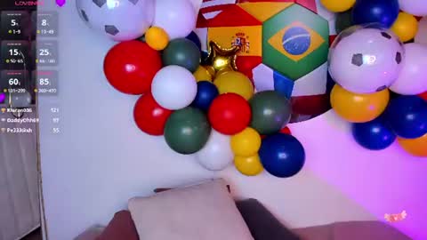 Snapshot of emmarios_qm chatting on July 2, 3:23 am Emma online show from July 2, 3:23 am
