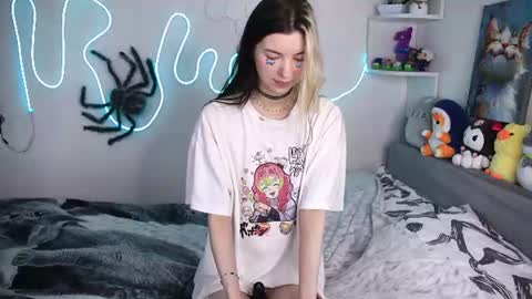 Snapshot of emmie_everly chatting on June 19, 1:48 pm emmie_everly online show from June 19, 1:48 pm