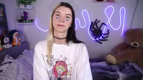Snapshot of emmie_everly chatting on June 20, 12:41 pm emmie_everly online show from June 20, 12:41 pm