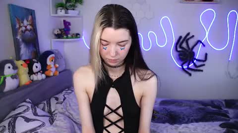 Snapshot of emmie_everly chatting on June 21, 2:08 pm emmie_everly online show from June 21, 2:08 pm