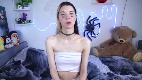 Snapshot of emmie_everly chatting on July 14, 12:44 pm emmie_everly online show from July 14, 12:44 pm