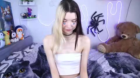 Snapshot of emmie_everly chatting on July 17, 1:07 pm emmie_everly online show from July 17, 1:07 pm