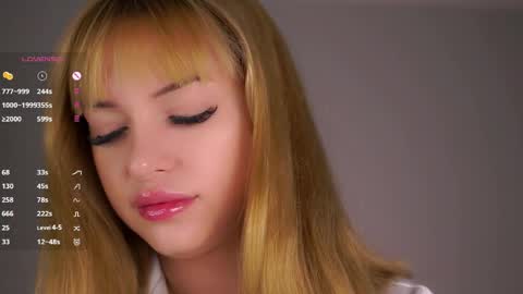 Snapshot of emmiemurray chatting on April 19, 6:21 pm Aurora online show from April 19, 6:21 pm