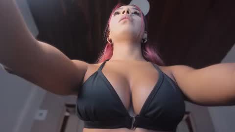 Snapshot of emmily_savage chatting on July 10, 11:46 am online show from July 10, 11:46 am