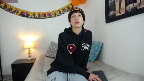 Snapshot of emmo_boy chatting on October 20, 2:34 am SERGIO online show from October 20, 2:34 am