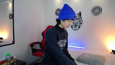 Snapshot of emmo_boy chatting on December 17, 12:33 pm SERGIO online show from December 17, 12:33 pm