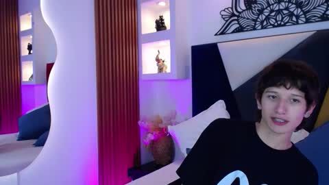 Snapshot of emmo_boy chatting on February 18, 8:49 pm SERGIO online show from February 18, 8:49 pm