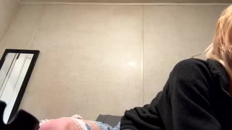 Snapshot of emmwarr1514 chatting on February 13, 5:54 pm emmwarr1514 online show from February 13, 5:54 pm