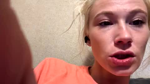 Snapshot of emmwarr1514 chatting on February 24, 2:15 pm emmwarr1514 online show from February 24, 2:15 pm