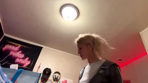 Snapshot of emmwarr1514 chatting on March 5, 6:01 pm emmwarr1514 online show from March 5, 6:01 pm