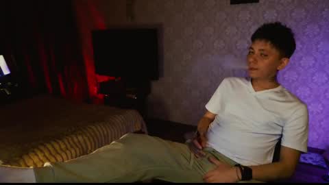 Snapshot of emveeboy96 chatting on April 10, 7:07 pm emveeboy96 online show from April 10, 7:07 pm