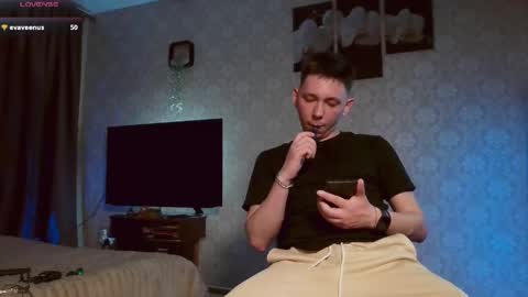 Snapshot of emveeboy96 chatting on May 19, 8:59 pm emveeboy96 online show from May 19, 8:59 pm