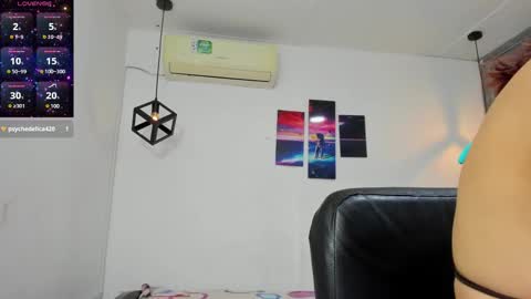 Snapshot of emy_0 chatting on December 22, 3:11 am Emy online show from December 22, 3:11 am