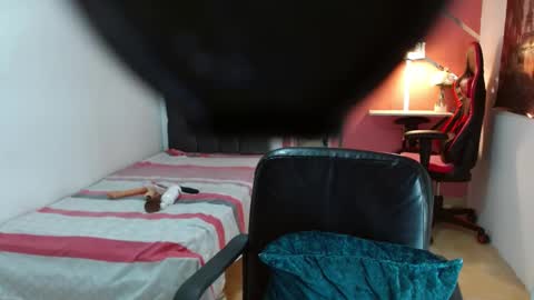 Snapshot of emy_0 chatting on January 22, 10:37 pm Emy online show from January 22, 10:37 pm