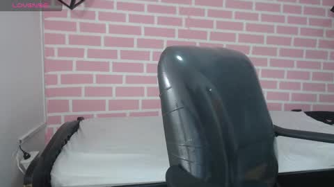 Snapshot of emy_0 chatting on February 9, 5:22 pm Emy online show from February 9, 5:22 pm