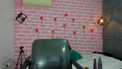 Snapshot of emy_0 chatting on March 6, 9:53 pm Emy online show from March 6, 9:53 pm