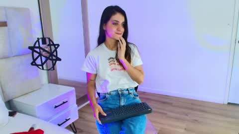 Snapshot of emy_ferrer_ chatting on April 9, 4:34 am EMY FERRER online show from April 9, 4:34 am