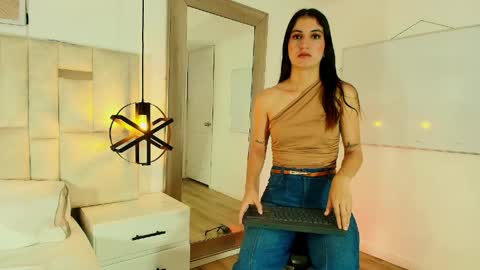 Snapshot of emy_ferrer_ chatting on May 17, 1:51 pm EMY FERRER online show from May 17, 1:51 pm