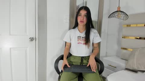 Snapshot of emy_ferrer_ chatting on July 1, 3:41 am EMY FERRER online show from July 1, 3:41 am