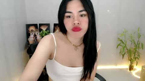 Snapshot of enchantress_mia03 chatting on June 16, 6:27 am enchantress_mia03 online show from June 16, 6:27 am