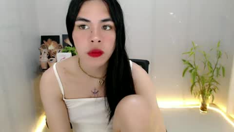 Snapshot of enchantress_mia03 chatting on June 24, 8:02 am enchantress_mia03 online show from June 24, 8:02 am