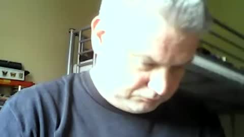Snapshot of englishguysurrey chatting on July 7, 9:57 am englishguysurrey online show from July 7, 9:57 am