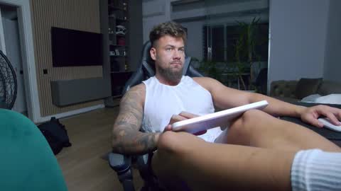 Erik online show from February 9, 6:26 pm