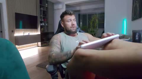 Erik online show from October 12, 6:29 pm