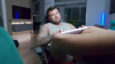 Erik online show from February 27, 9:04 pm