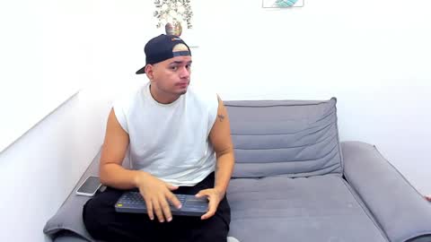 Snapshot of enrique_villa23 chatting on December 21, 3:20 pm enrique online show from December 21, 3:20 pm