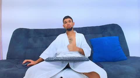 Snapshot of enyel_100 chatting on April 22, 6:20 pm enyel_100 online show from April 22, 6:20 pm