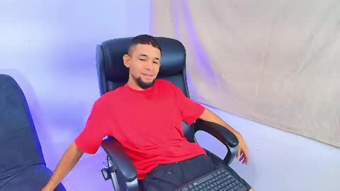 Snapshot of enyel_100 chatting on May 5, 7:33 pm enyel_100 online show from May 5, 7:33 pm
