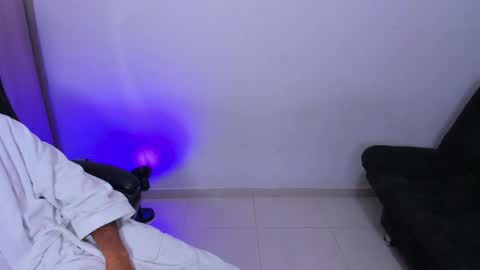 Snapshot of enyel_100 chatting on May 27, 4:42 am enyel_100 online show from May 27, 4:42 am