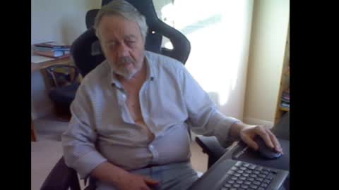 erasmus_d online show from April 2, 4:37 pm