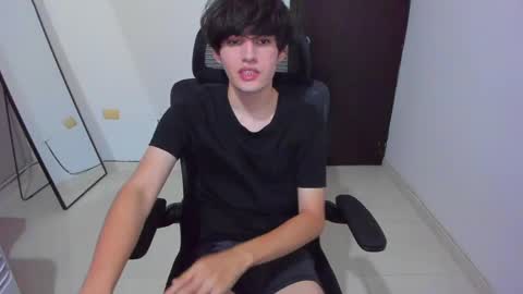 Snapshot of eren_tatakae chatting on May 18, 3:02 am eren_tatakae online show from May 18, 3:02 am