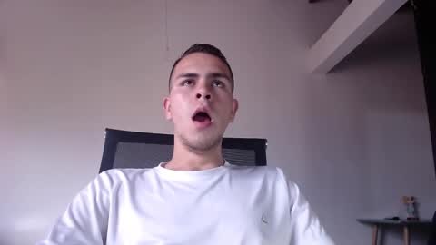 Snapshot of erik_rodriguez chatting on March 2, 9:43 pm Erik rodriguez online show from March 2, 9:43 pm