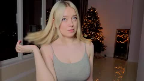 Snapshot of erlenbayer chatting on March 3, 8:04 pm Chanel online show from March 3, 8:04 pm