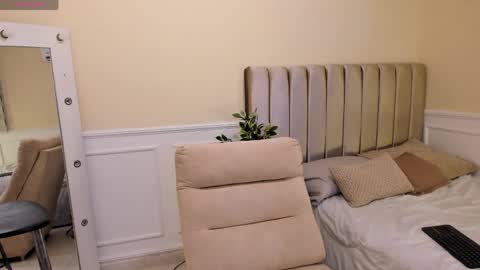 eros_becker_ online show from April 8, 2:33 am