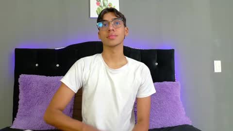 Snapshot of eros_lux1 chatting on May 31, 3:19 pm Eros Lux1 online show from May 31, 3:19 pm