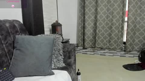 Snapshot of eroticazir chatting on December 16, 7:00 pm Valentine online show from December 16, 7:00 pm